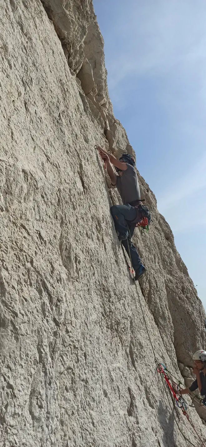 Nicolas clippant la deuxième dégaine de la troisième longueur de NTD, photo par Romual Terranova