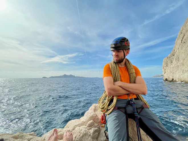 Nicolas dos à la mer après le pic nic, photo par Romual Terranova