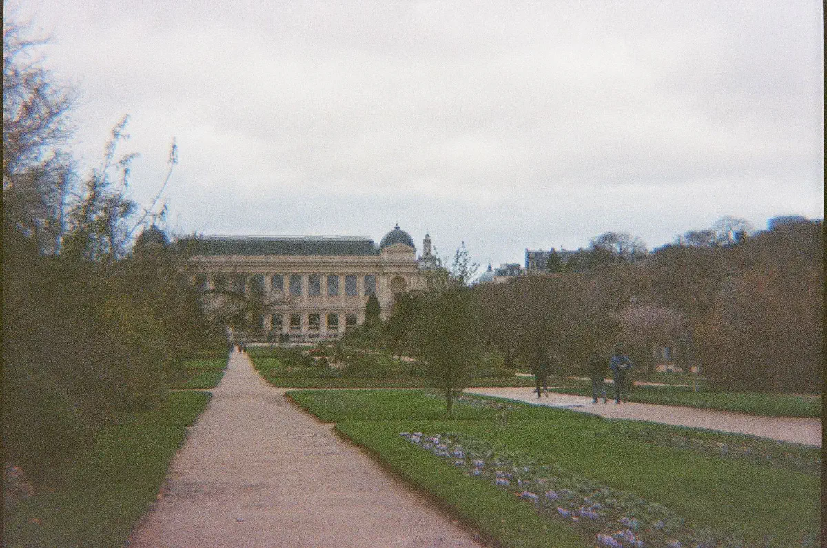 Photo de la Grande Galerie de l'Evolution depuis le Jardin des Plantes